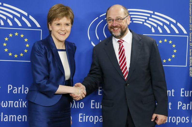 N. Sturgeon und M. Schulz. Foto veröffentlicht von N. Sturgeon.